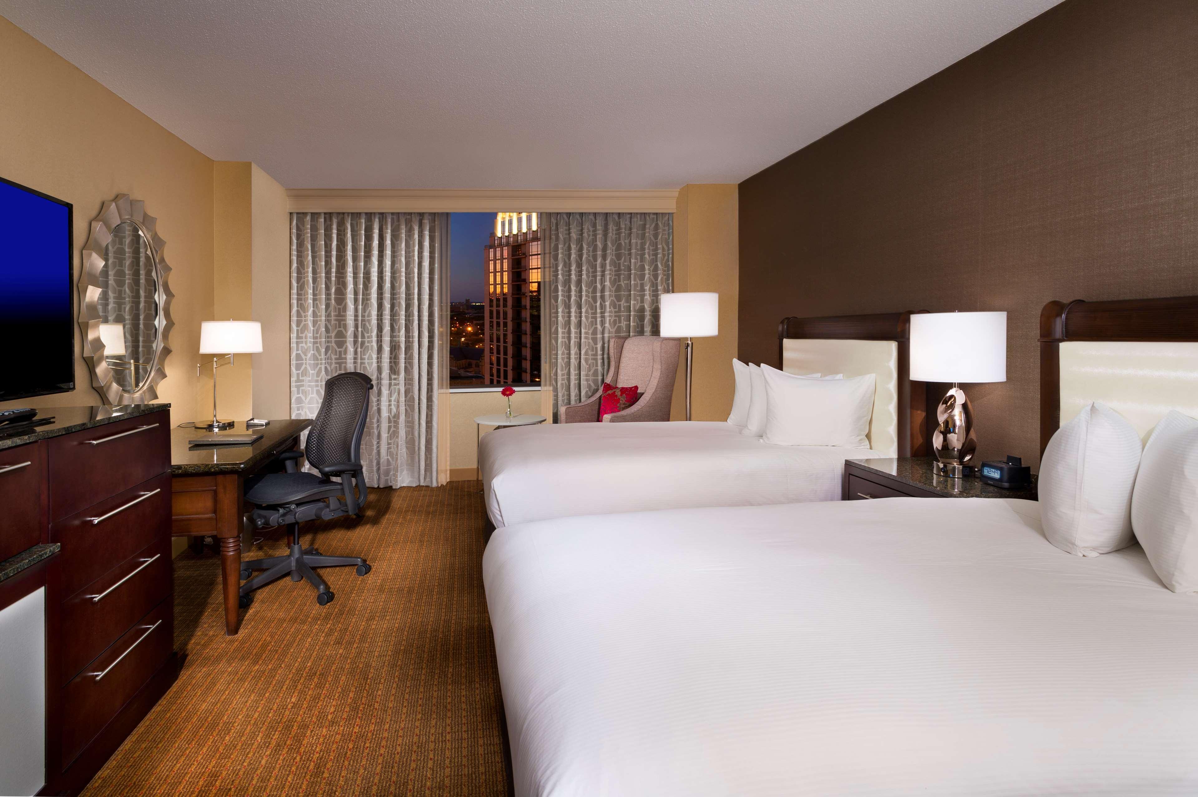 Hilton Minneapolis Exterior foto